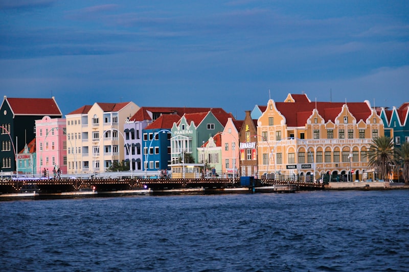Fachadas de colores del barrio histórico de Willemstad, Curazao