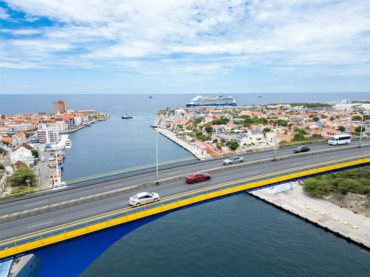 Puente Reina Juliana sobre la bahía de Willemstad, Curazao