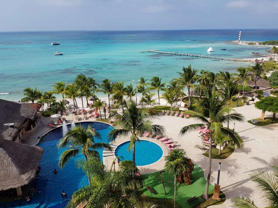 Piscina de hotel frente al mar en la Riviera Maya