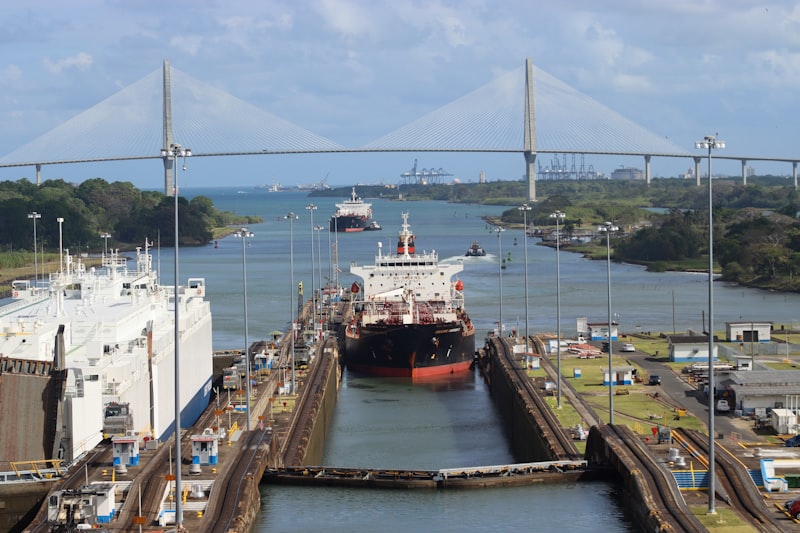Esclusas del Canal de Panamá con un buque en tránsito