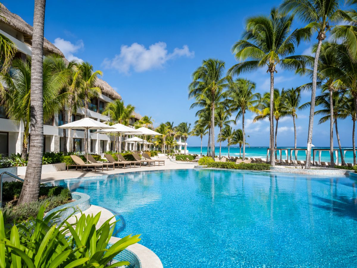 Piscina de hotel frente al mar en el Caribe