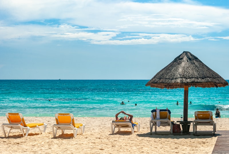 Playa de arena blanca frente al mar turquesa del Caribe mexicano