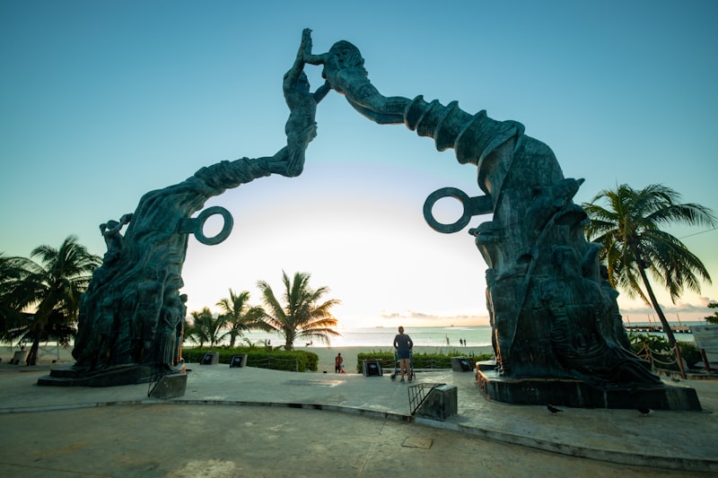 Escultura Portal Maya en Playa del Carmen, al amanecer