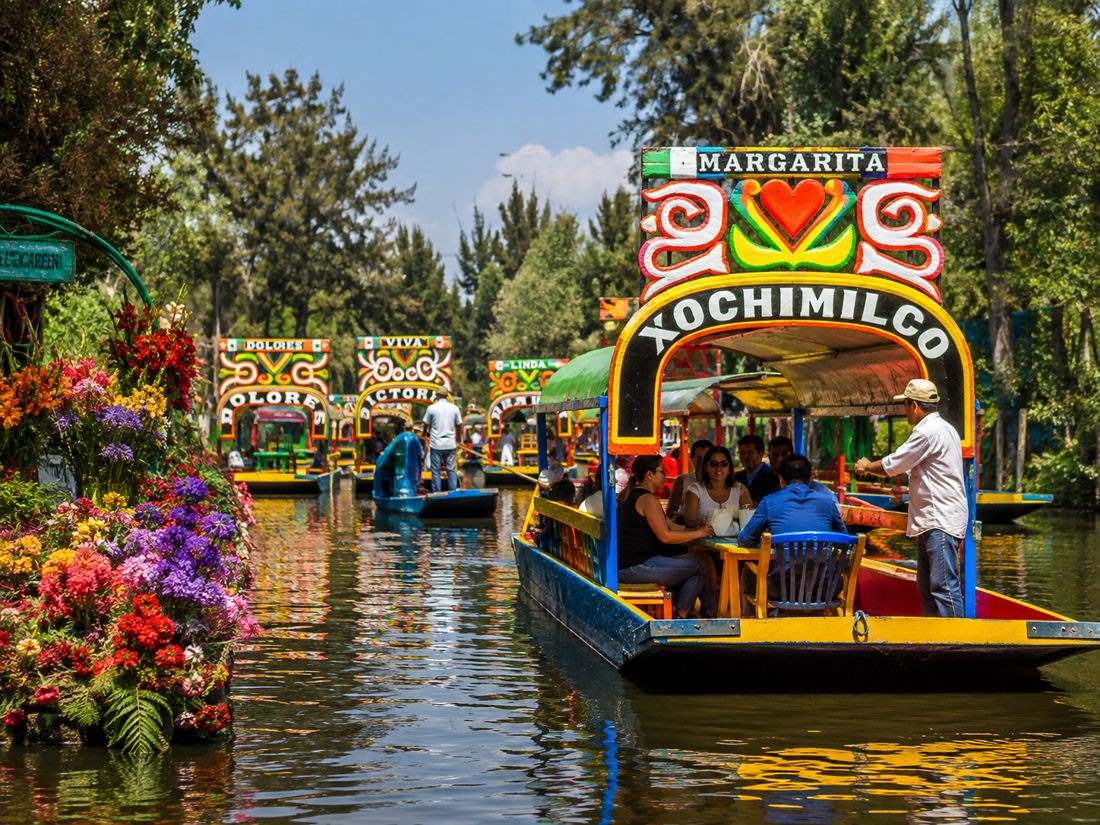 Trajineras de colores en los canales de Xochimilco, Ciudad de México