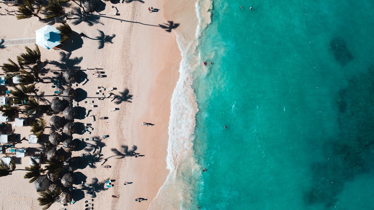 Vista aérea de la playa de Punta Cana, con arena blanca y mar turquesa