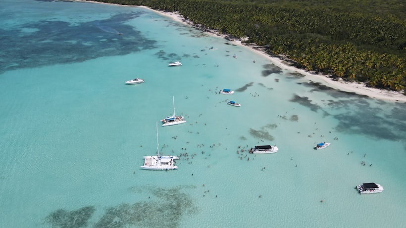 Embarcaciones fondeadas en una bahía de agua turquesa en República Dominicana